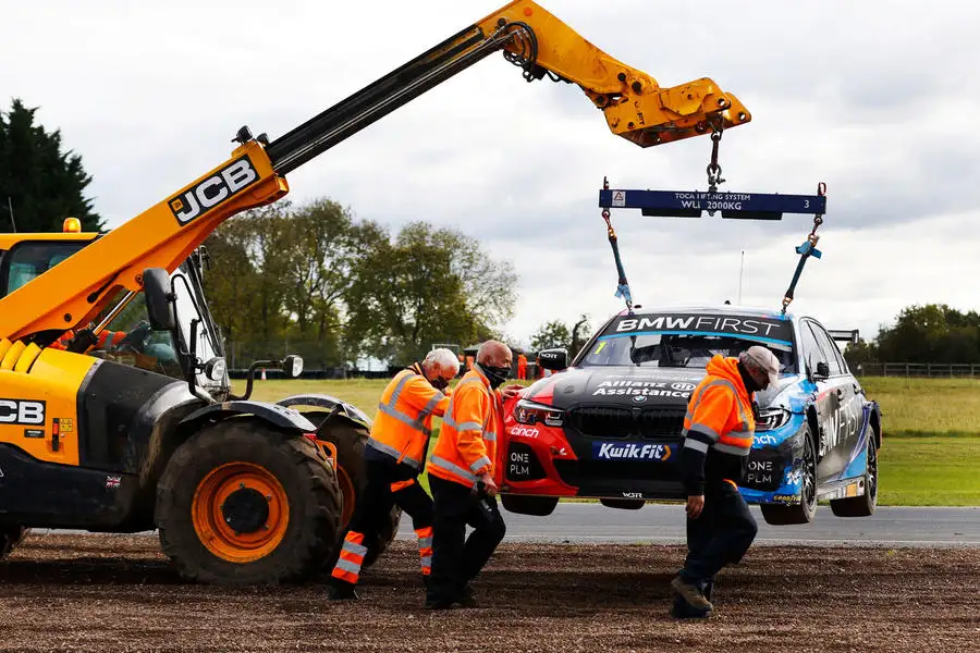 89 Btcc officials meeting rescue