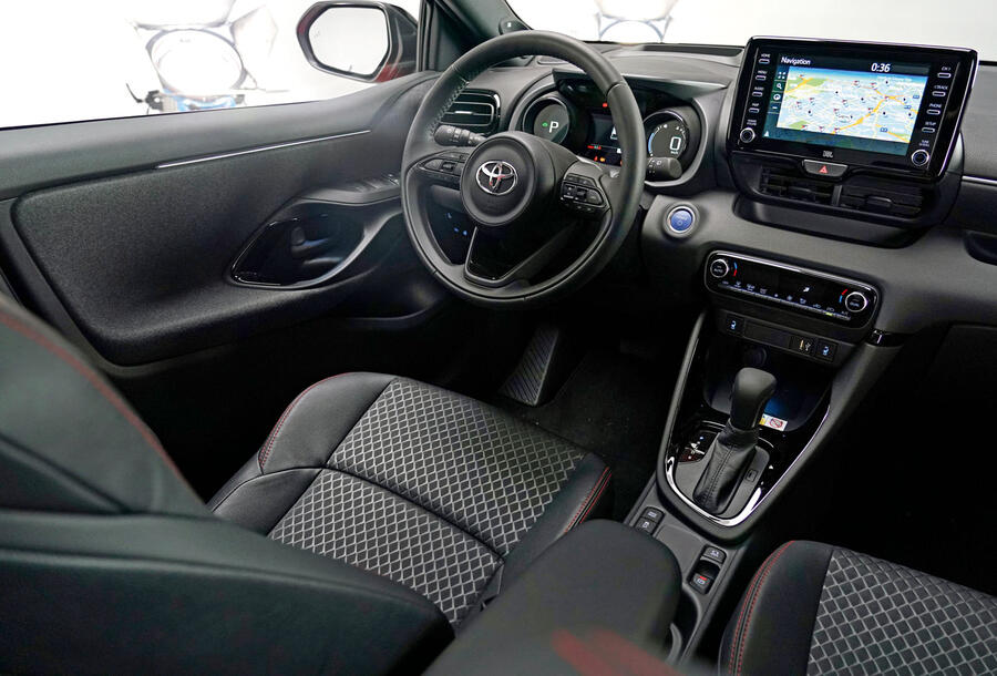 89-toyota-yaris-2019-facelift-official-studio-dashboard.jpg