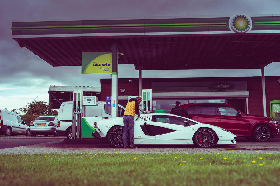 90 Lamborghini countach 2022 petrol station