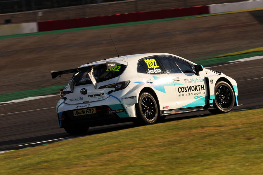 91 Btcc hybrid racer debut feature cornering