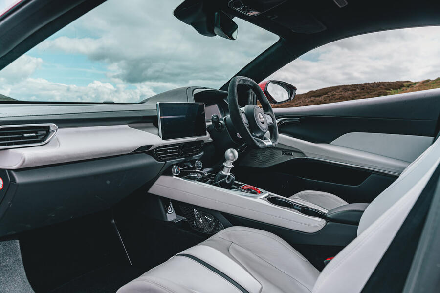 91 Lotus emira interior