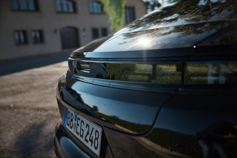 porsche-panamera-prototype-fd-2023-rear-lightbar.