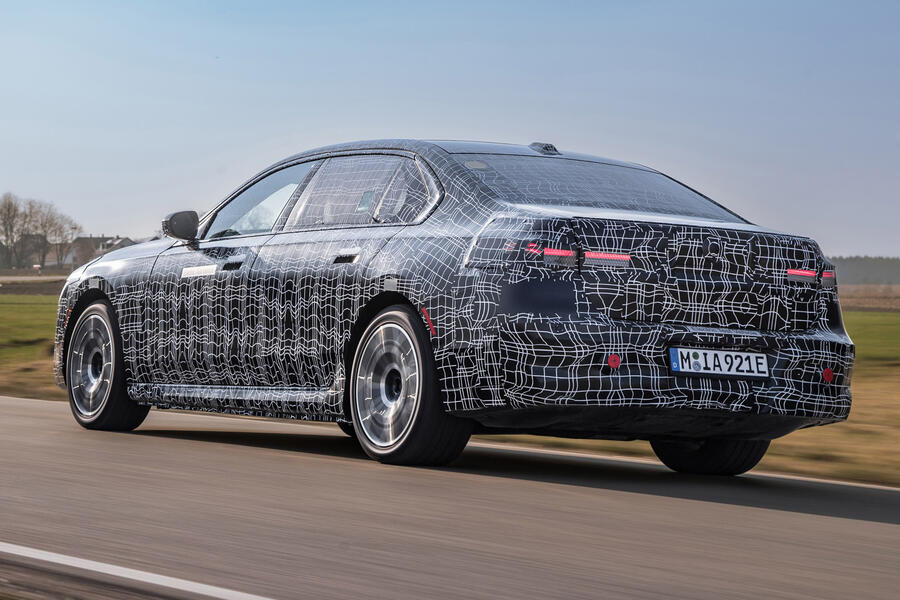 97-bmw-i7-prototype-drive-2022-tracking-rear.jpg?itok=704d3UDQ