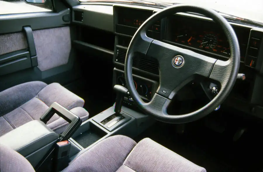 Est ce qu'il a existé des type 116 boite auto? 98-alfa-romeo-75-cloverleaf-greatest-rts-interior