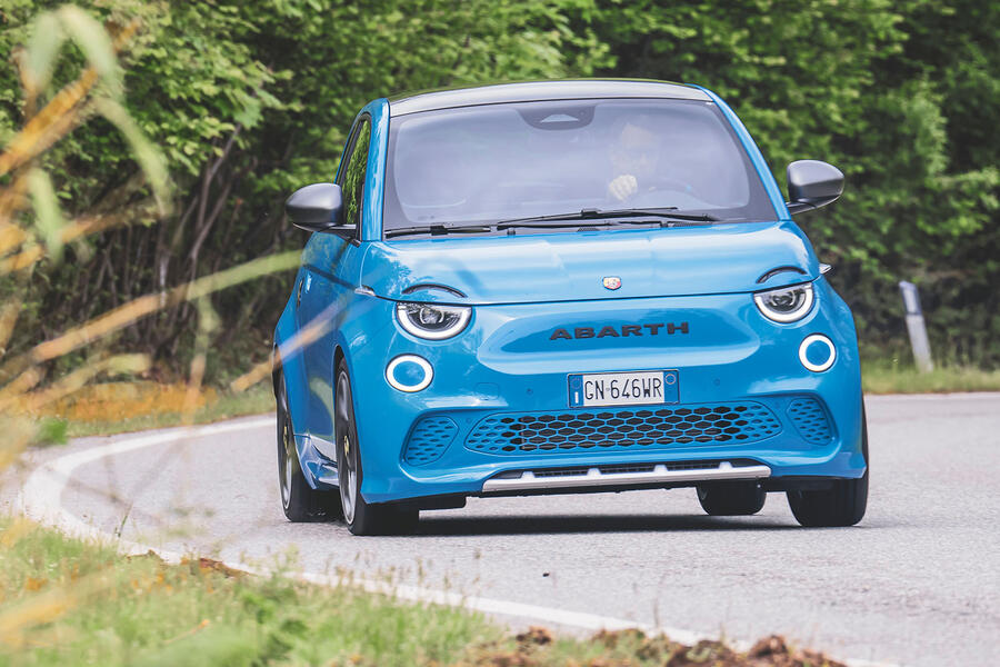 abarth 500e en virage