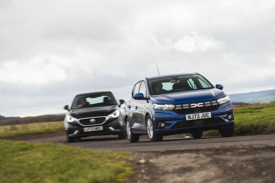MG 3 following Dacia Sandero â€“ front