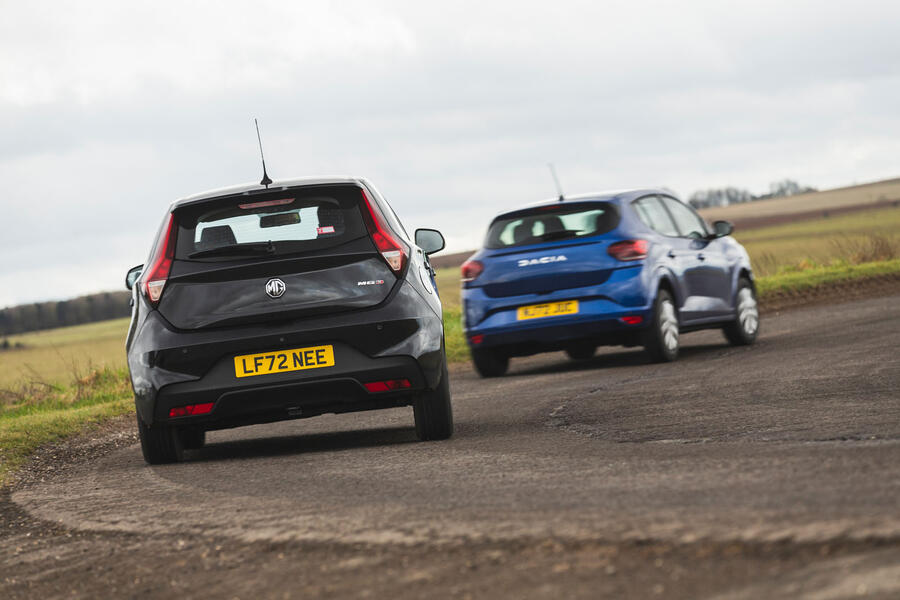 MG 3 following Dacia Sandero â€“ rear