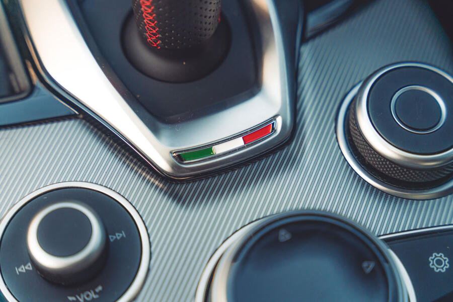 Alfa Romeo Giulia gear lever close-up