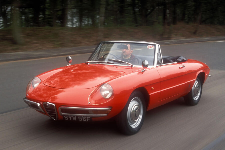 Red Alfa Romeo Spider Duetto â€“ front quarter driving