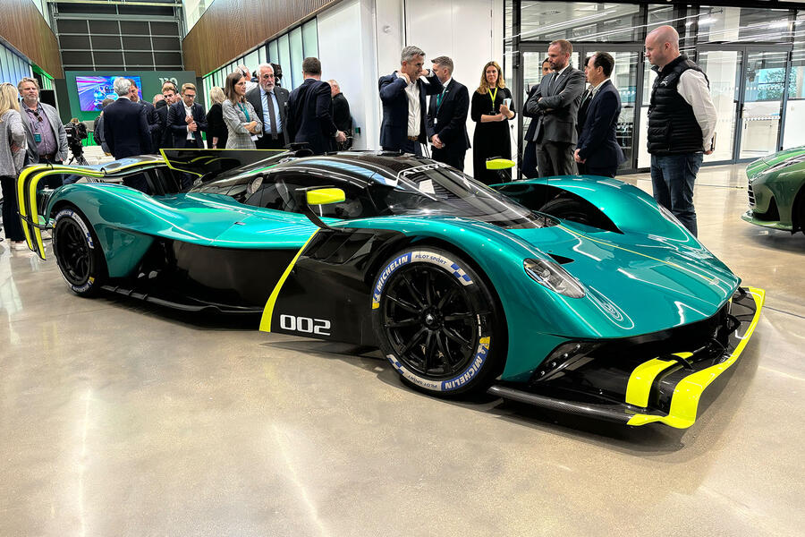 Aston Martin Valkyrie AMR Pro, Porsche Cayenne Turbo GT, Volvo