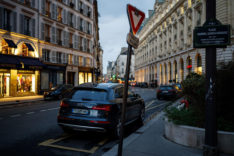 Audi Q5 припаркован в Париже