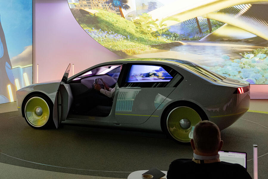 Bmw i vision dee concept side