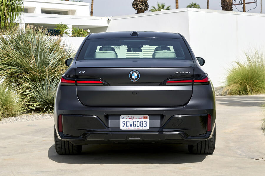 Bmw i7 15 back static