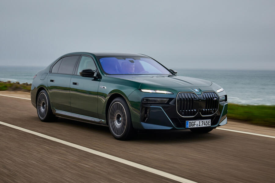 bmw_i7_m70_xdrive_aurora_diamond_green