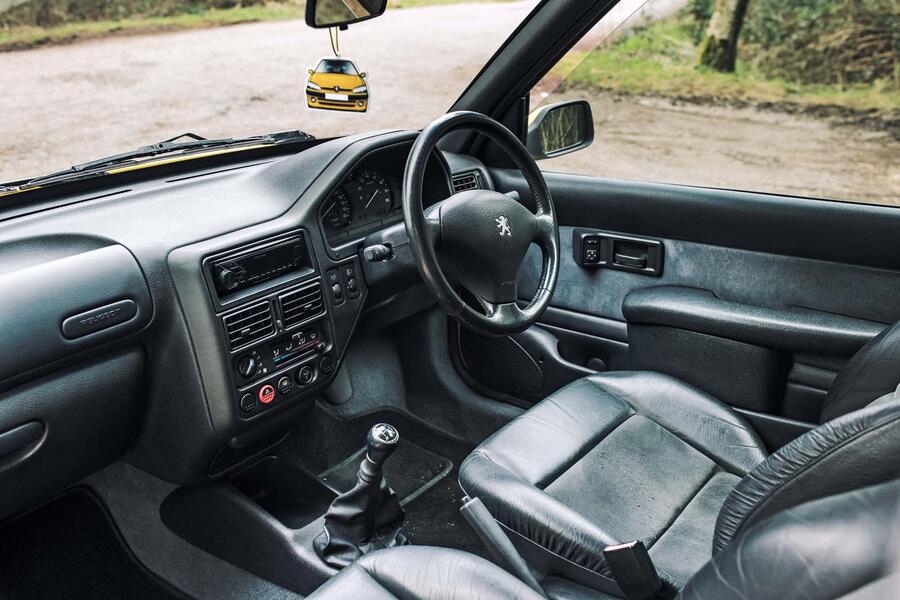 citroen saxo vts vs peugeot 106 gti twin interior