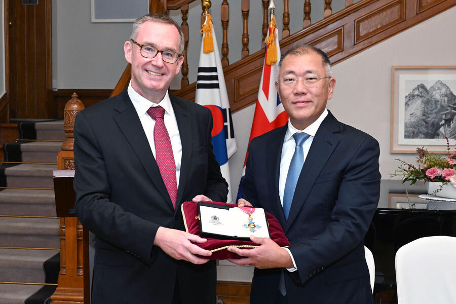 Colin Crooks (British Ambassador to the Republic of Korea), Euisun Chung (Executive Chair of Hyundai Motor Group)