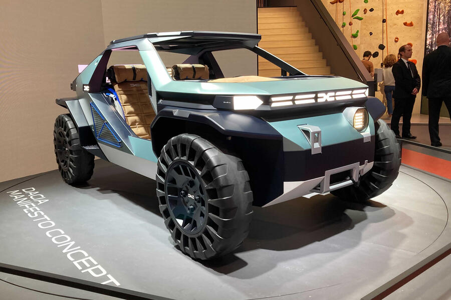 Dacia manifesto 2022 front quarter paris motor show 1