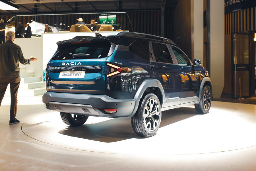 Dacia Bigster at the 2024 Paris motor show â€“ rear