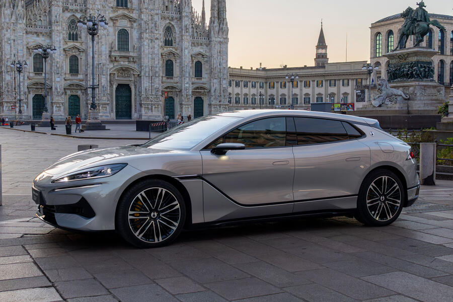 Denza Z9GT â€“ side