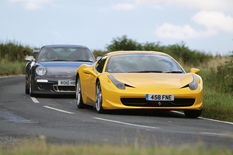 Porsche 911 GT3 RS chasing Ferrari 458 Italia