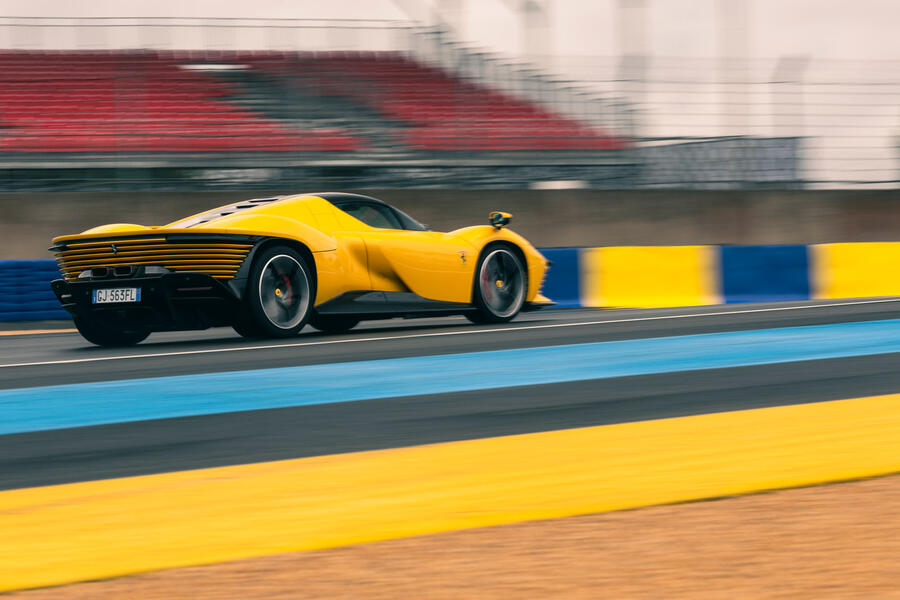 Ferrari daytona sp3 2022 002 rear panning 0