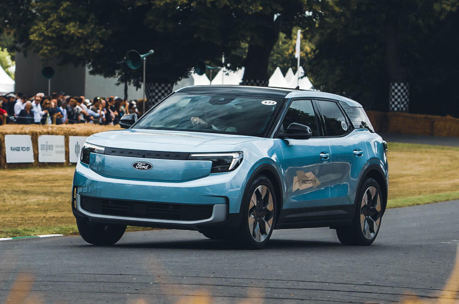 Ford Explorer driving up Goodwood hill – front