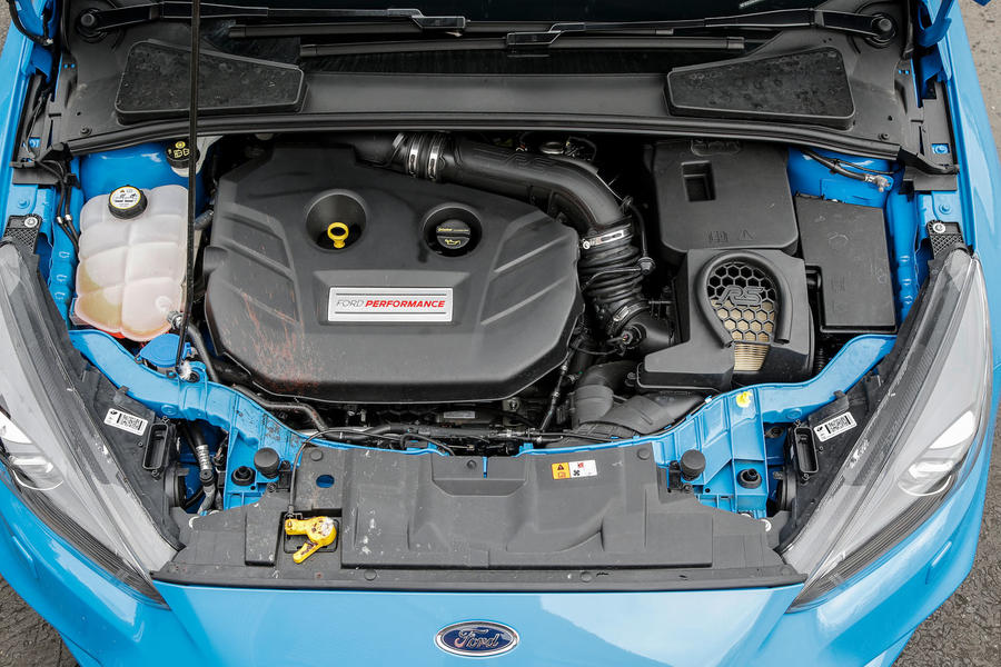 Ford focus rs mk3 engine bay
