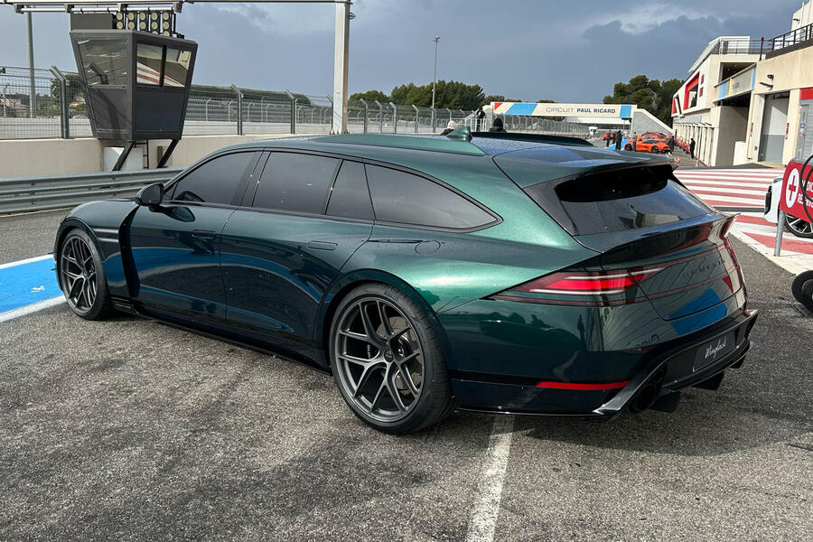 Genesis G90 Wingback rear quarter