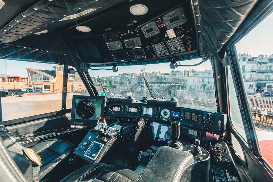 Griffon hoverwork 12000td hovercraft cockpit