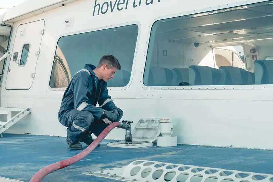 Griffon hoverwork 12000td hovercraft refuelling