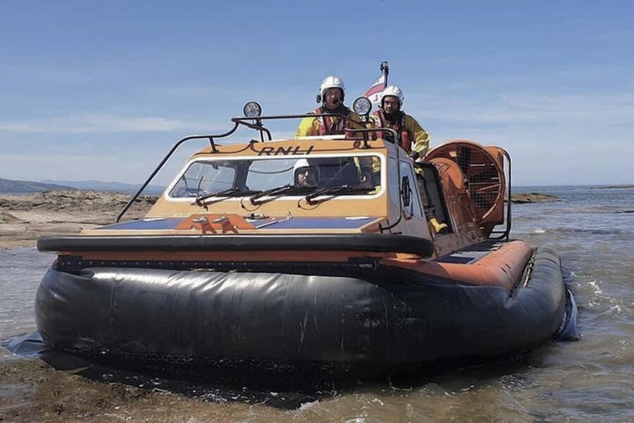 Hoylake and west kirby rnli launch to assist two people cut off on middle eye