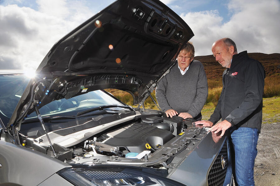 jaguar-e-pace-inspecting-the-engine taciki.ru