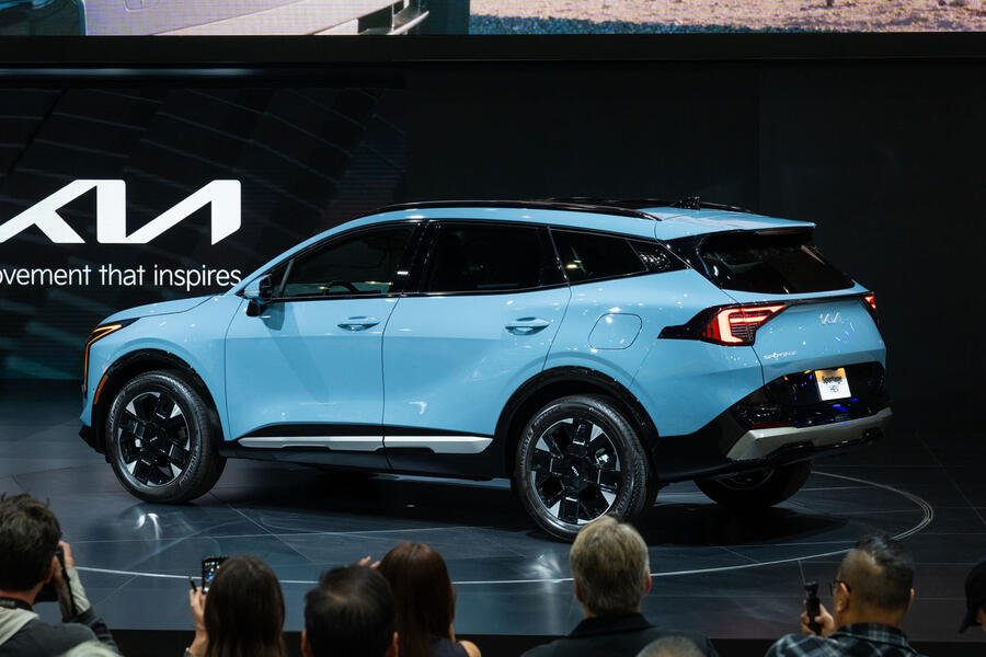 Kia Sportage facelift at LA Auto Show 2024 – rear quarter