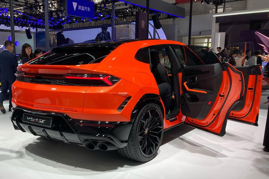 Lamborghini Urus SE at Beijing motor show – rear