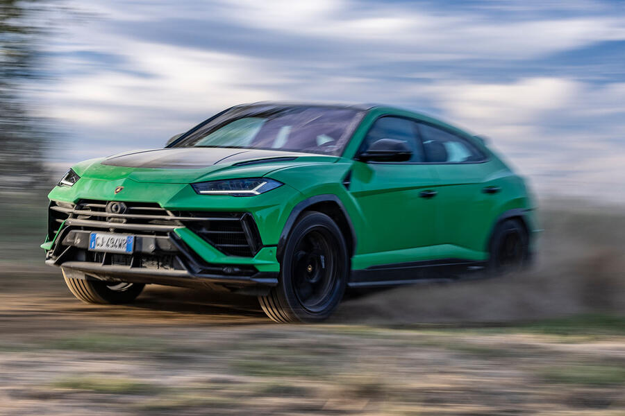 Lamborghini urus performante viper green offroad track tracking