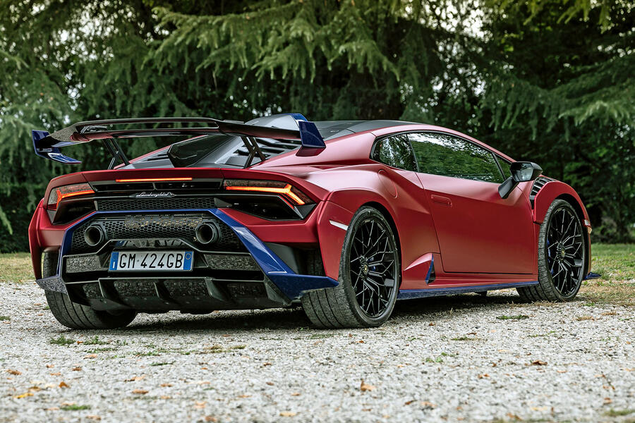 lamborghini huracan evo rear three quarter