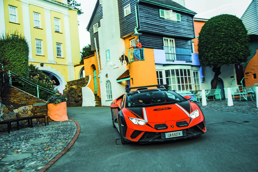 Lamborghini huracan sterrato in town 0