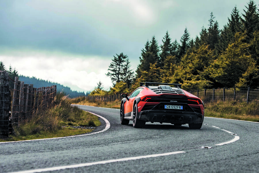 Lamborghini huracan sterrato rear cornering