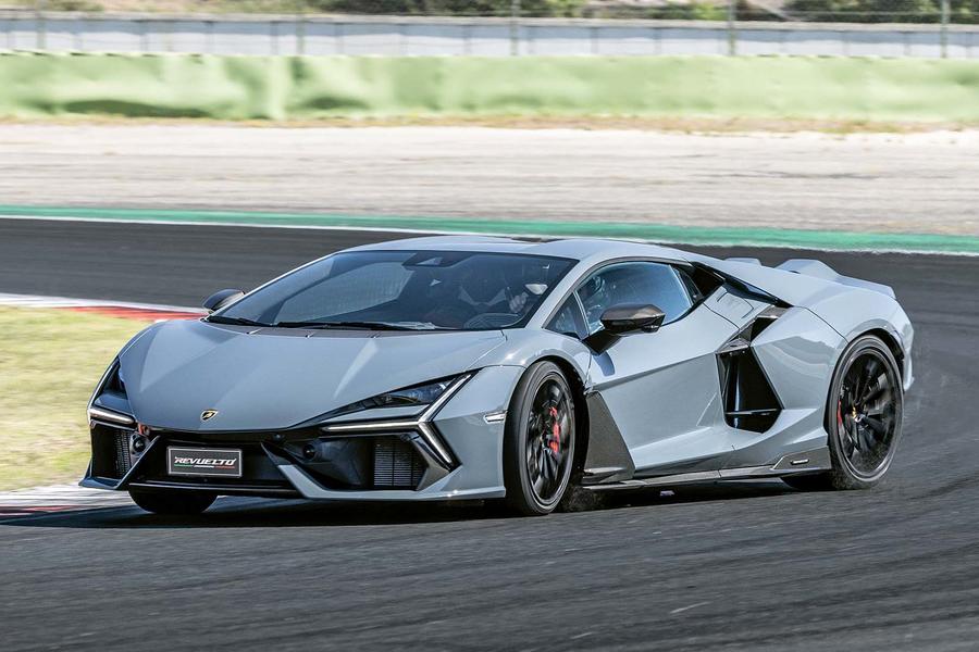 Lamborghini Revuelto перед три четверти