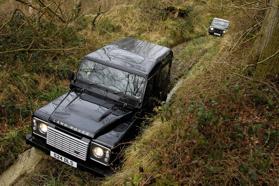Land rover defender classic off roading