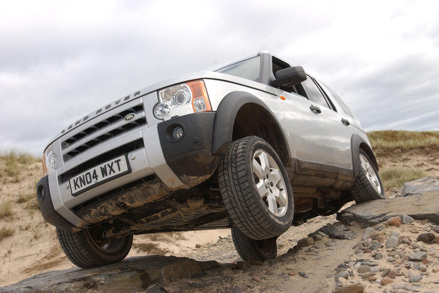 Land Rover Discovery 3 klimt over rotsen
