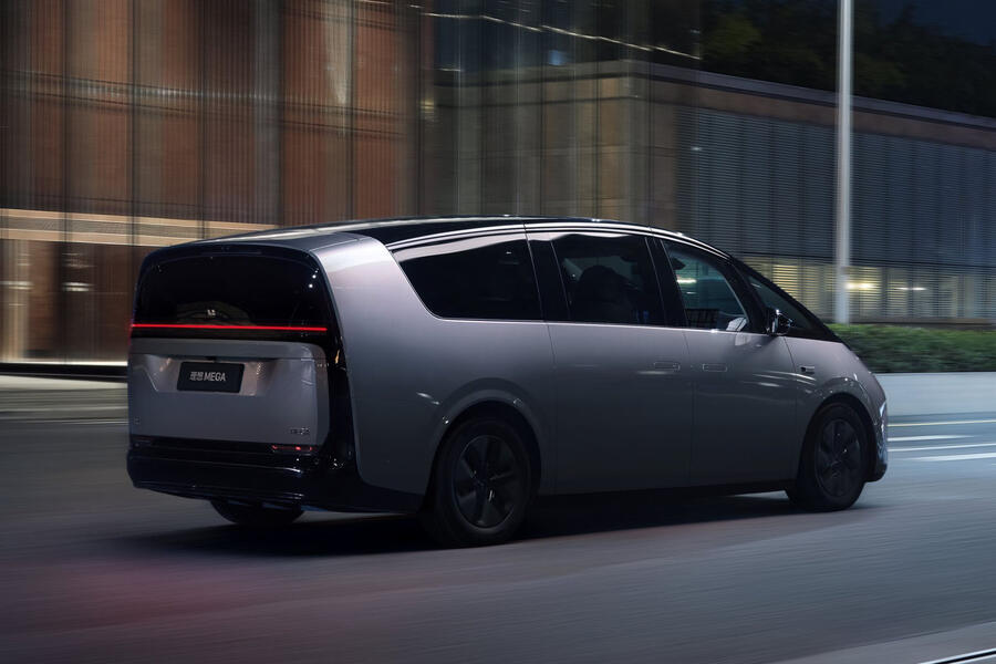 2024 Li Auto Mega rear quarter tracking