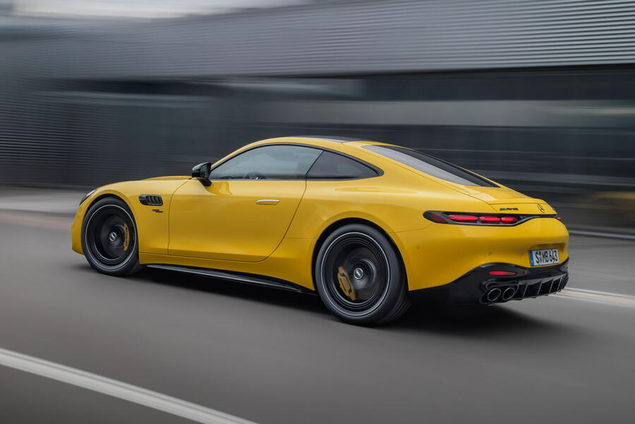 Verfolgung des hinteren Teils des Mercedes-AMG GT 43