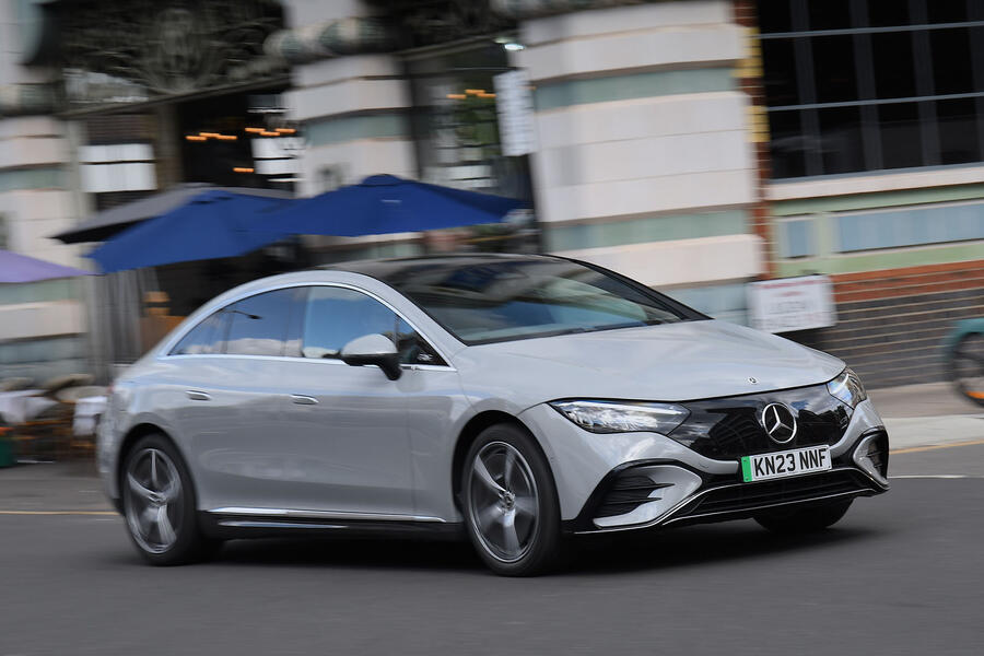 Mercedes EQE 300 voorkwartier rijdend