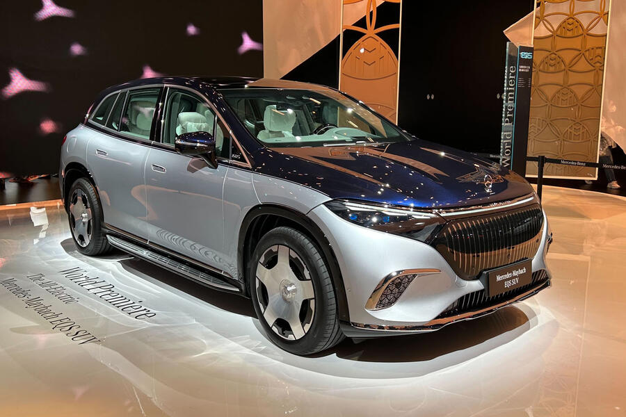 Mercedes benz maybach eqs suv front quarter 2023