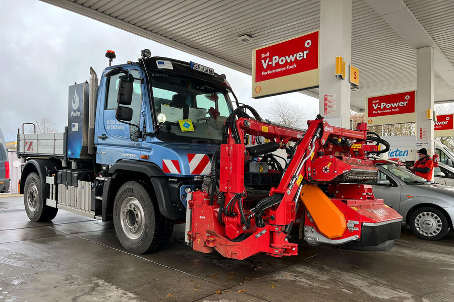 Mercedes-Benz Unimog filling with hydrogen