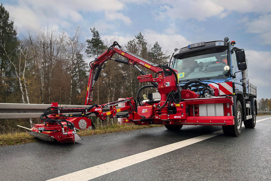 Водородный Mercedes-Benz Unimog переезжает на обочину автострады
