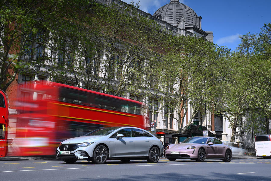 Mercedes EQE и Porsche Taycan в Лондоне