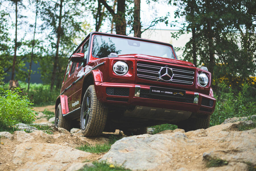 Mercedes g class off roading front tracking
