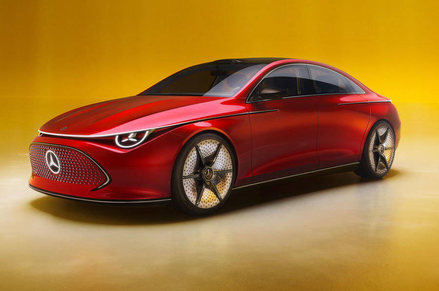 Mercedes-Benz CLA Concept en rouge, garé sur fond jaune – quart avant